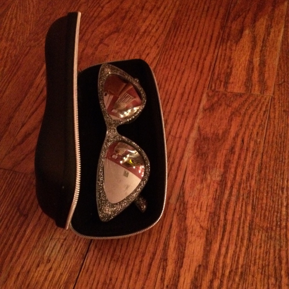 Sparkly Cat Eyed Glasses! - Picture 3 of 4